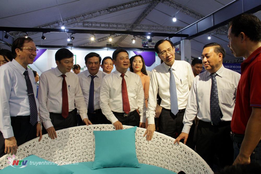 Các đại biểu tham quan gian hàng của doanh nghiệp TP Hồ Chí Minh.