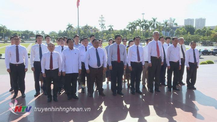 Các đại biểu tưởng niệm Chủ tịch Hồ Chí Minh.