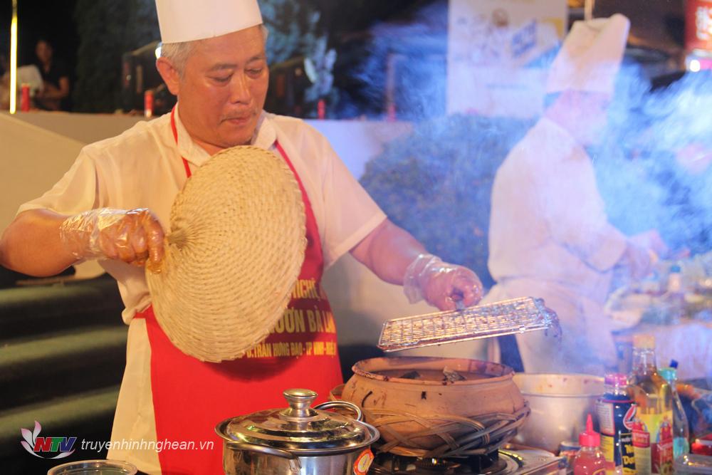 Nghệ nhân Hoàng Văn Tiến với thương hiệu Cháo lươn Bà Lan Nghệ An.