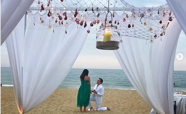 Marie được cầu hôn tại bãi biển quê hương ở Hội An khi cặp đôi tới đây du lịch.
