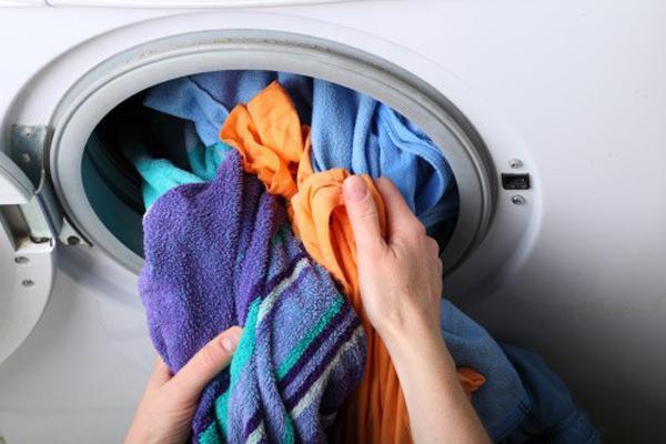 Giặt quá tải có thể gây hỏng máy.