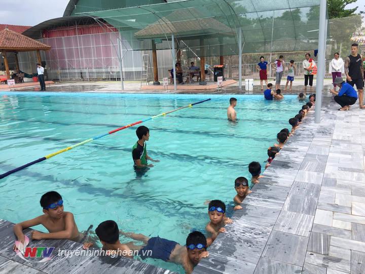 Lớp học bơi miễn phí tại xã Nghĩa Đồng.