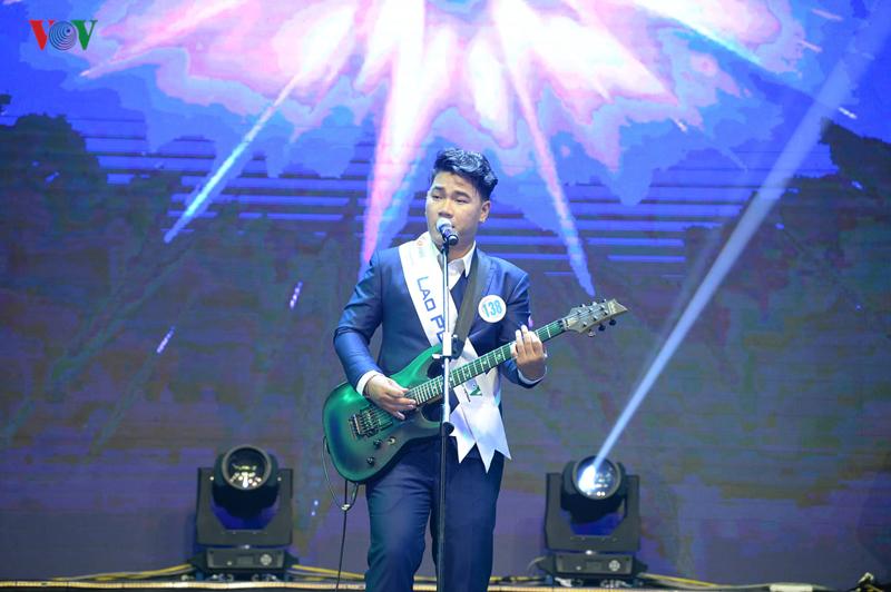 Soukthavy Southammavong là thí sinh duy nhất tự chơi nhạc cụ trong phần trình diễn ở đêm Bán kết. Ca khúc tiếng Lào "Sa loup wa” mang lại không khí sôi động.