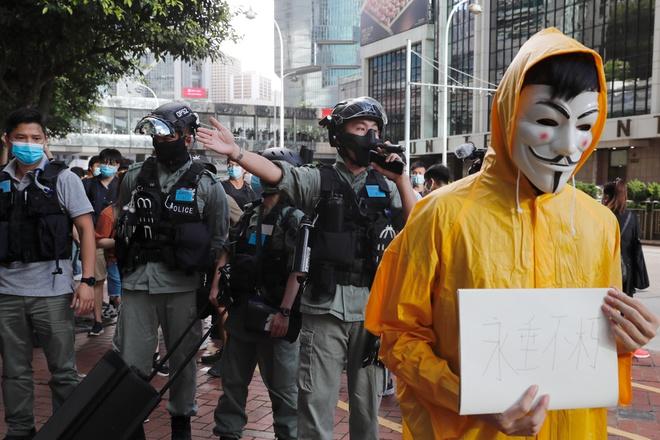 Lễ tưởng niệm ngày 15/6 dành cho một người chết liên quan đến vụ biểu tình tại Hong Kong năm 2019. Sự phản đối dự luật dẫn độ đã làm nổ ra những cuộc biểu tình kéo dài trong suốt nửa cuối năm 2019 tại Hong Kong. Ảnh: Reuters.