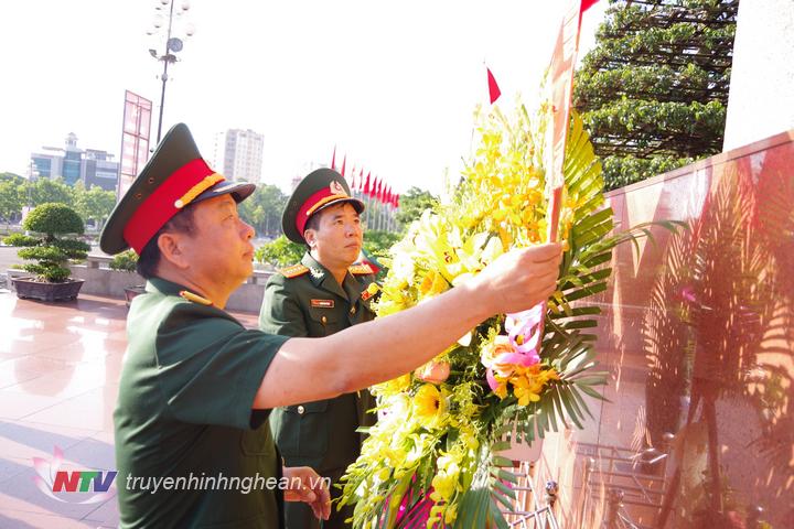 -Đại tá Nguyễn Ngọc Hà, Uỷ viên BTV tỉnh uỷ, Chỉ huy trưởng Bộ CHQS tỉnh; Đại tá Phạm Văn Đông, Phó Bí thư Đảng uỷ, Chính uỷ Bộ CHQS tỉnh thay mặt đoàn Đại biểu dâng lẵng hoa tươi thắm lên anh linh Chủ tịch Hồ Chí Minh. 