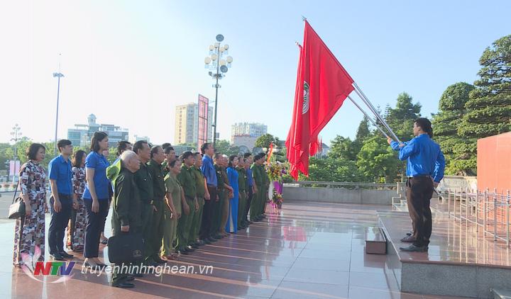 Đoàn đại biểu dâng hoa tưởng niệm Chủ tịch Hồ Chí Minh tại Quảng trường Hồ Chí Minh trrước lễ kỷ niệm.