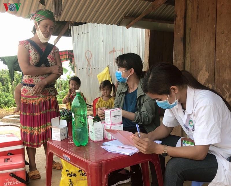Các nhân viên y tế Đăk Nông có mặt ở thôn, bản khám chữa bệnh cho bà con dân tộc thiểu số khi dịch bạch hầu bùng phát.