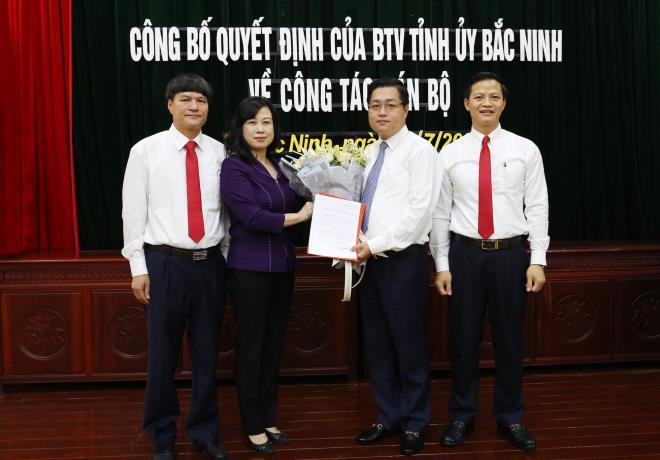 Ông Nguyễn Nhân Chinh (người cầm hoa) giữ chức Bí thư Thành ủy Bắc Ninh. (Ảnh: Tinhdoanbacninh.gov.vn)