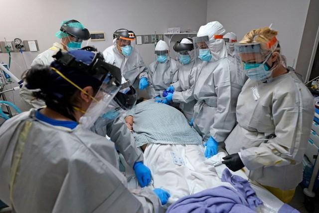 Các bác sĩ tại Houston, Mỹ nỗ lực cứu sống bệnh nhân mắc Covid-19. (Ảnh: SCMP).
