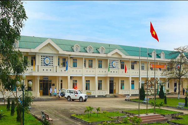 Em Hồ Thị Trà M. đang được điều trị tại Trung tâm Y tế huyện Vĩnh Linh (Quảng Trị).