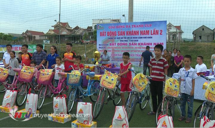 Trao quà cho các em nhỏ