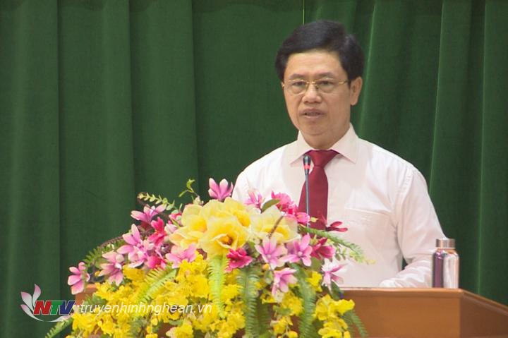 Phó Bí thư Thường trực Tỉnh ủy Nguyễn Xuân Sơn phát biểu tại lễ bế giảng..