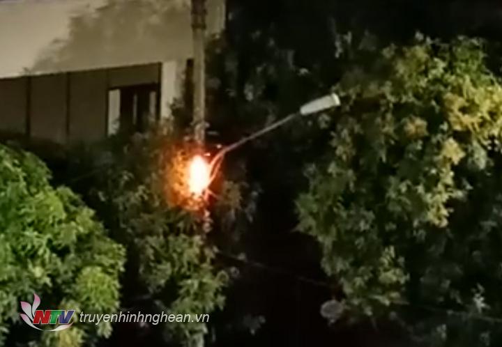 Một cột điện trên đường Hồng Bàng đột nhiên bốc cháy trong đêm.