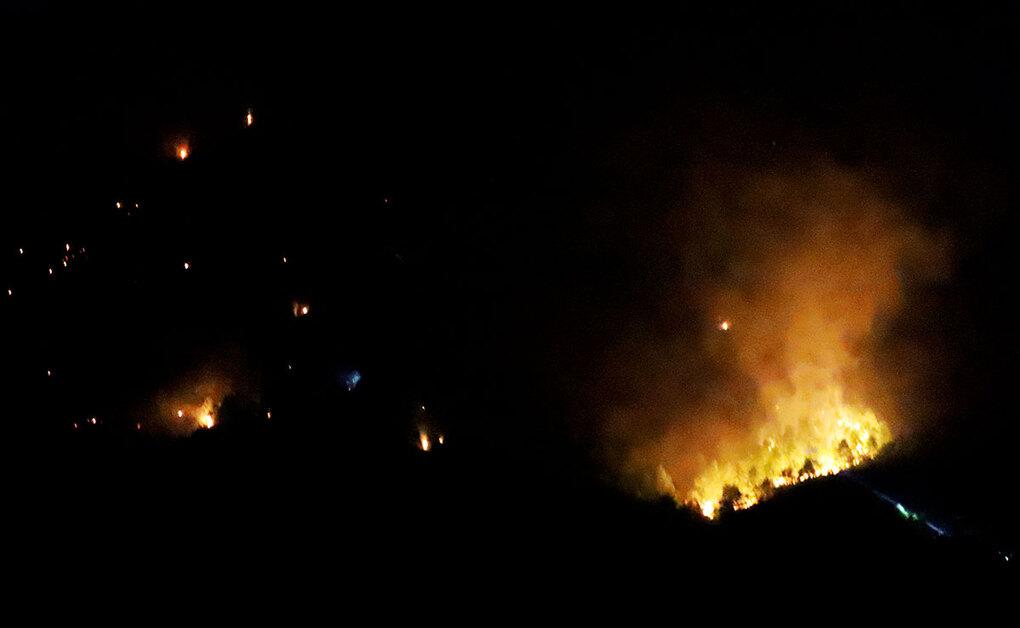 Hiện trường vụ cháy rừng ở xã Ngọc Sơn tối 15/7. 