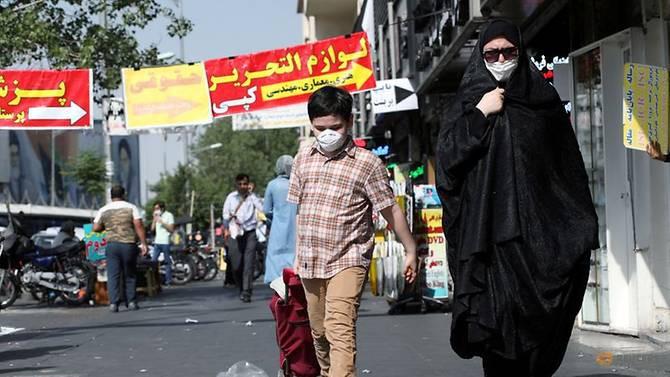 Người dân Iran đeo khẩu trang khi ra ngoài ở Tehran ngày 28/6/2020. Ảnh: Reuters
