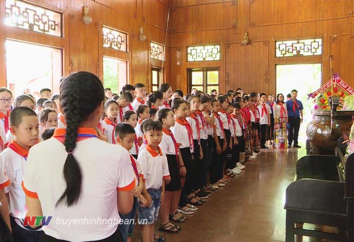 Đoàn đại biểu báo công lên anh linh Chủ tịch Hồ Chí Minh.