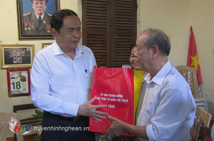 Đồng chí Trần Thanh Mẫn thăm và tặng quà cho 