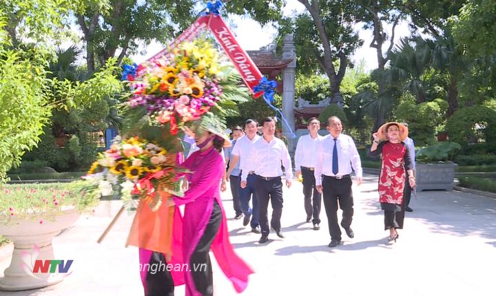 Phó Thủ tướng Thường trực Chính phủ Trương Hòa Bình cùng đoàn công tác về dâng hoa, dâng hương tại Khu di tích Kim Liên.