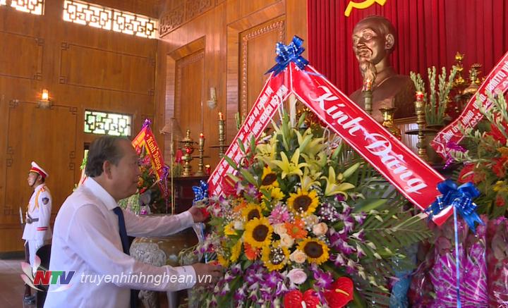 Phó Thủ tướng Thường trực Chính phủ Trương Hòa Bình dâng hoa lên anh linh Chủ tịch Hồ Chí Minh.