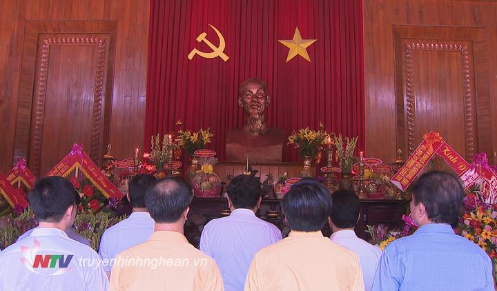 Đoàn thành kính tưởng niệm Chủ tịch Hồ Chí Minh.