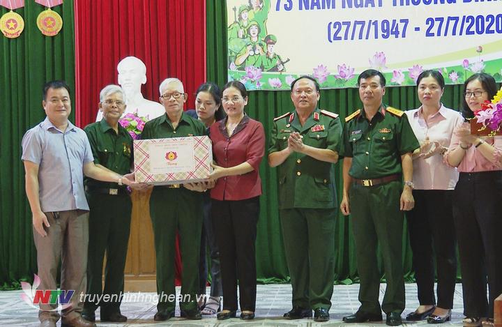 Đồng chí Cao Thị Hiền - Ủy viên Ban Thường vụ Tỉnh ủy, Phó Chủ tịch HĐND tỉnh và các thành viên đoàn công tác tặng quà cho Trung tâm Điều dưỡng thương binh tỉnh 