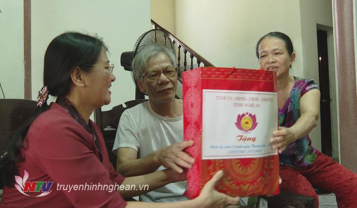 Đồng chí Cao Thị Hiền và các thành viên đoàn công tác thăm, tặng quà cho thương binh Trịnh Hồng Thắng, khối 3, phường Hà Huy Tập