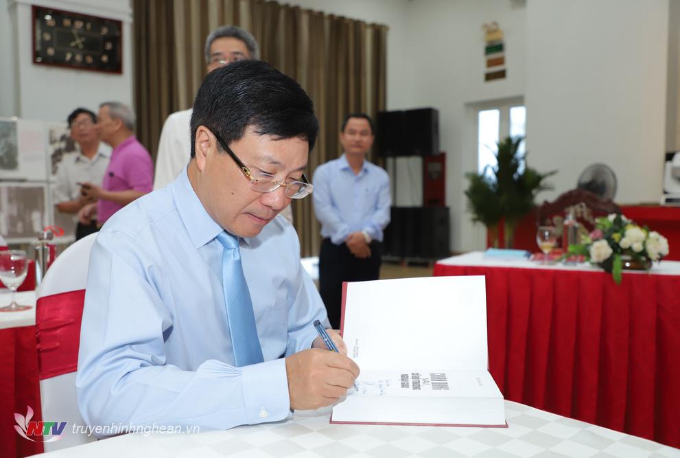 Phó Thủ tướng Phạm Bình Minh ký tặng sách của Bộ Ngoại giao.