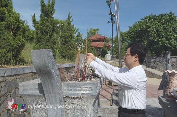 Đồng chí Nguyễn Xuân Sơn dâng hoa tại Nghĩa trang liệt sĩ huyện Đô Lương.