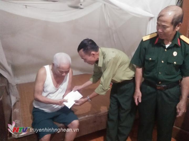 2.	Đoàn thăm và tặng quà gia đình ông Lê Xuân Dục – xóm 5, xã Quang Sơn, có hoàn cảnh đặc biệt khó khăn.