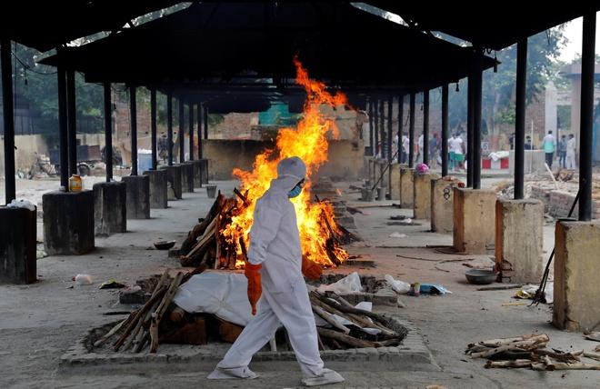 Nhân viên tại một cơ sở mai táng ở New Delhi, Ấn Độ trong trang phục bảo hộ. Ảnh: Reuters.