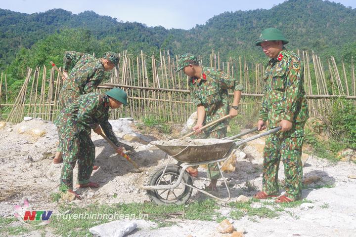 Cán bộ, chiến sỹ Trung đoàn 764 tổ chức tổng dọn vệ sinh đường làng ngõ xóm tại bản Biêng Lâng