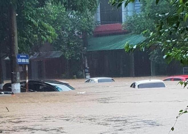 Trận mưa lớn kéo dài nhiều giờ khiến thành phố Hà Giang chìm trong biển nước.