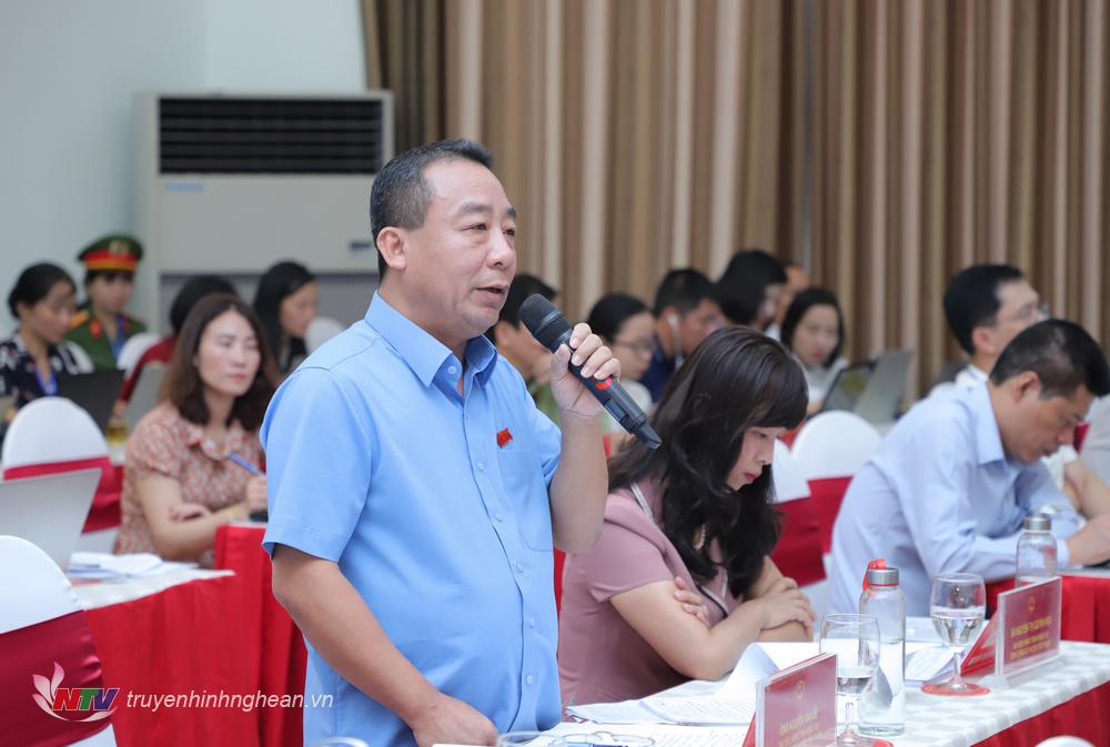 Giám đốc Sở Nông nghiệp và Phát triển nông thôn Nguyễn Văn Đệ giải trình tại phiên thảo luận.