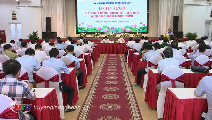 Toàn cảnh buổi họp báo.