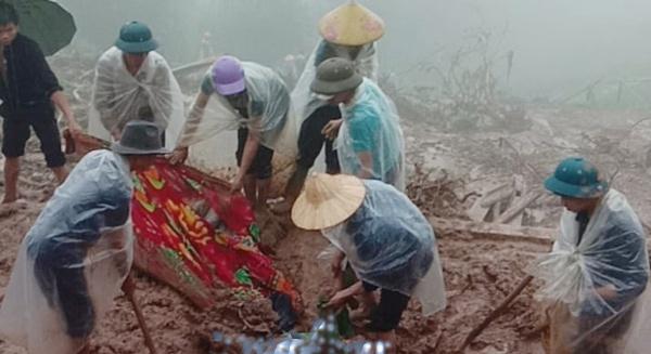 Vụ lở đất ở huyện Hoàng Su Phì (Hà Giang) đã vùi lấp 2 người.