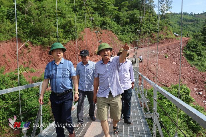 Đoàn thăm cầu treo dân sinh bản Yên Hòa, hiện công trình đang trong giai đoạn hoàn thiện