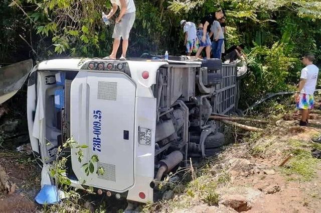 Ít nhất 8 người tử vong trong vụ lật xe ở Quảng Bình