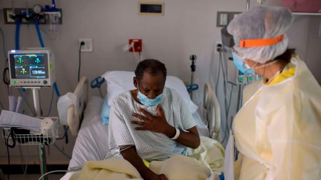 Một nhân viên y tế và một bệnh nhân mắc Covid-19 tại hạt Houston, bang Texas ngày 2/7. Ảnh: Mark Felix