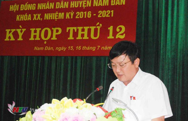 Phó Chủ tịch UBND huyện Nguyễn Hồng Sơn báo cáo tại kỳ họp.