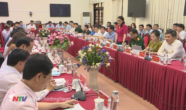 Bí thư Huyện uỷ Nghĩa Đàn Hoàng Thị Thu Trang phát biểu tại buổi làm việc.