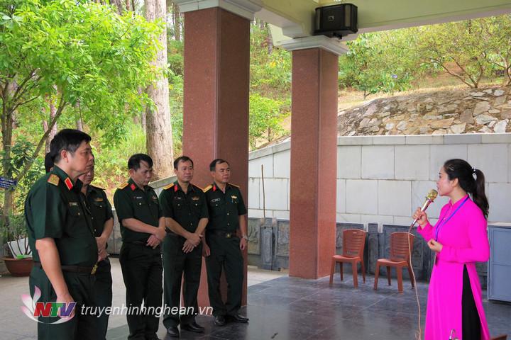 Đoàn đại biểu nghe thuyết minh viên Khu di tích Kim Liên giới thiệu những câu chuyện, kỷ niệm, kỷ vật gắn liền với người thân, gia đình của Chủ tịch Hồ Chí Minh 