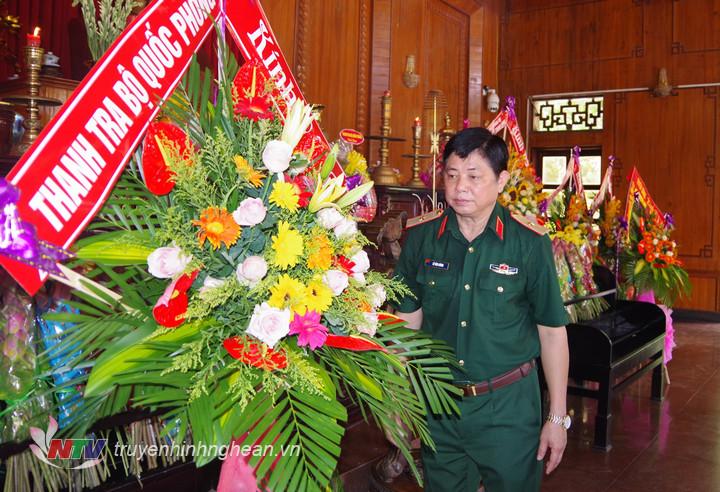 Thiếu tướng Lê Văn Lương, Phó chánh Thanh tra dâng lẵng hoa tươi thắm, nén hương thơm lên anh linh Chủ tịch Hồ Chí Minh