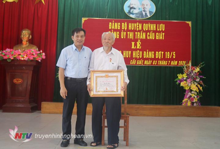 Lãnh đạo huyện Quỳnh Lưu trao huy hiệu 75 năm tuổi đảng cho đảng viên Bùi Duy Kỳ