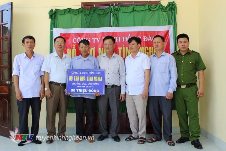 Trao tiền hỗ trợ làm nhà tình nghĩa cho ông Đặng Văn Thăng em ruột của liệt sỹ Đăng Công Bảo ở xóm 6, xã Quỳnh Hưng.