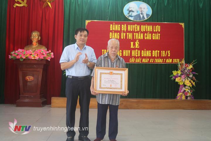 Trao huy hiệu 65 năm tuổi đảng cho đảng viên Đinh Văn Chủng 