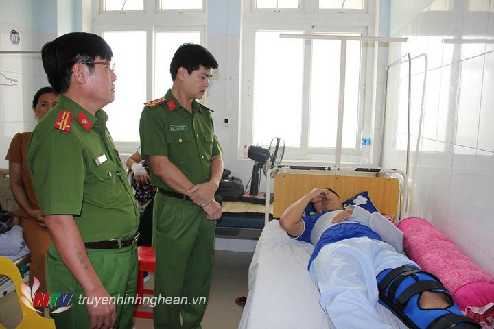 Lãnh đạo Công an tỉnh Nghệ An thăm hỏi, động viên cán bộ công an bị thương trong khi làm nhiệm vụ.