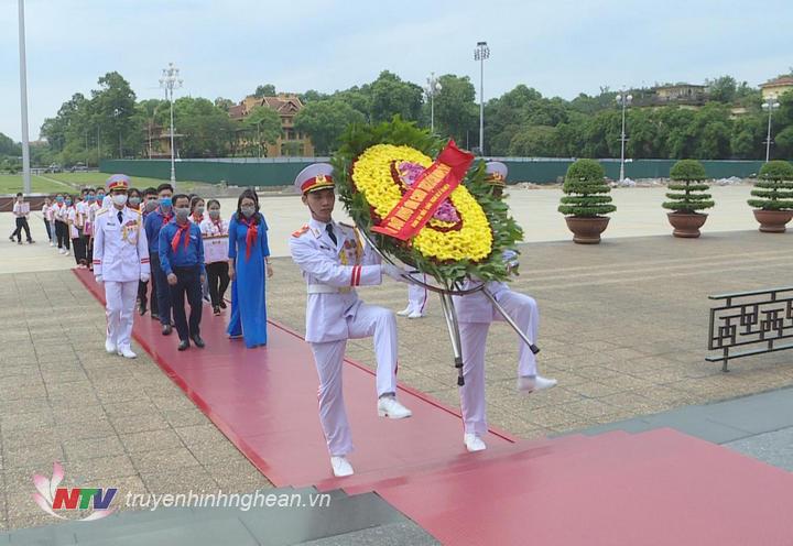 Đoàn đại biểu Cháu ngoan Bác Hồ tỉnh Nghệ An vào lăng viếng Chủ tịch Hồ Chí MInh.