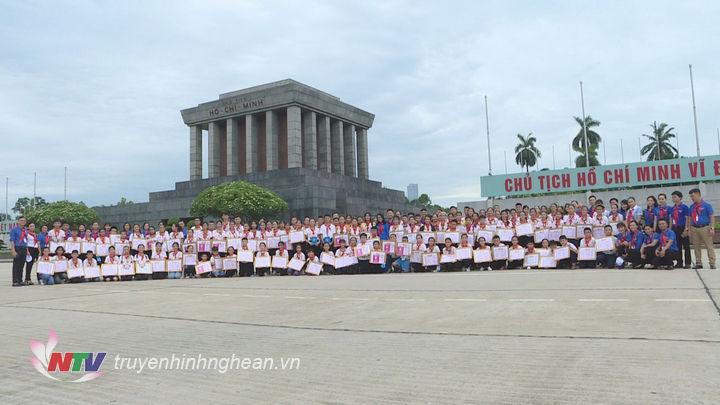 Đoàn đại biểu chụp ảnh lưu niệm trước Lăng Chủ tịch Hồ Chí Minh.