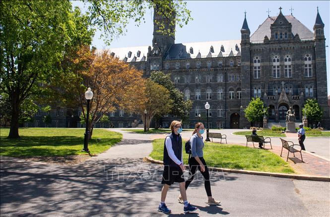 Sinh viên đeo khẩu trang phòng lây nhiễm dịch COVID-19 tại trường đại học Georgetown ở Washington, DC, Mỹ