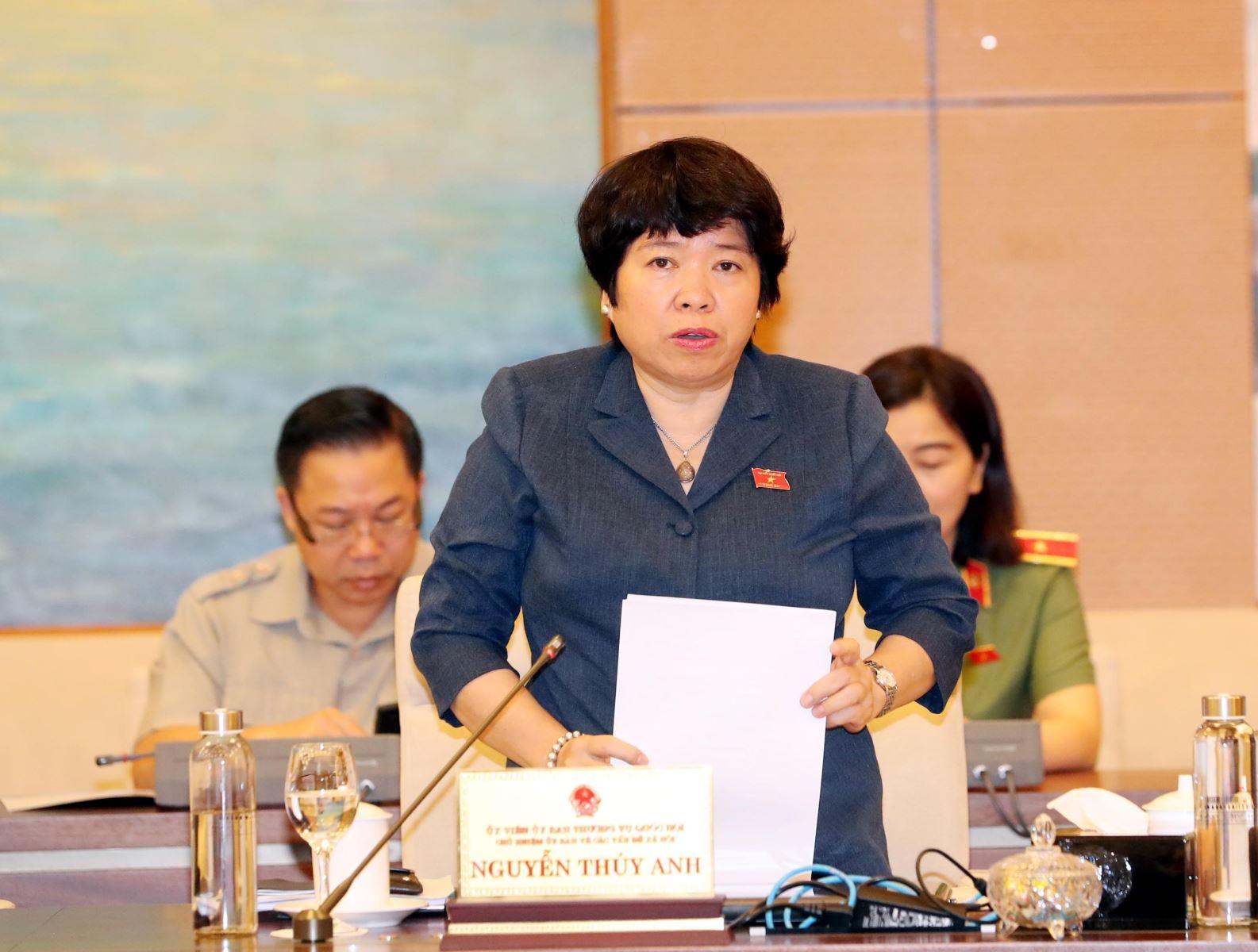 Chủ nhiệm Ủy ban Về các vấn đề xã hội của Quốc hội Nguyễn Thúy Anh trình bày báo cáo. 